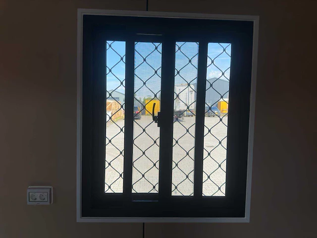 2025 rhino-cross-containers 1 deur en 3 ramen zwart 40ft hq/12 m - containerwoning / container office unit - afbeelding 28 van  35