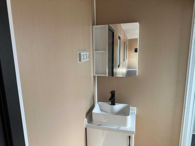 2025 rhino-cross-containers 1 deur en 3 ramen zwart 40ft hq/12 m - containerwoning / container office unit - afbeelding 16 van  35