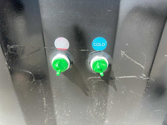 2025 rhino-cross-containers 1 deur en 3 ramen zwart 40ft hq/12 m - containerwoning / container office unit - afbeelding 34 van  35