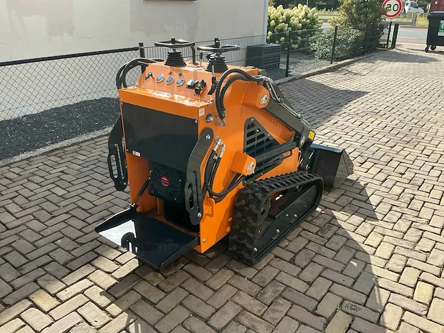 2025 skid steer loader qb480 - afbeelding 14 van  18