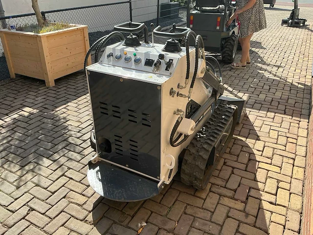 2025 skid steer lrt460 - afbeelding 12 van  16