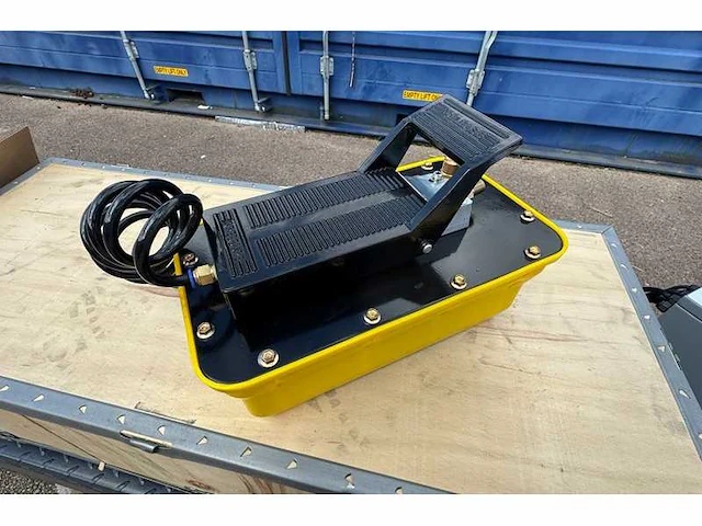2025 tyreon tpl5500a - 4 koloms uitlijnhefbrug 5t met lucht hydraulische rolkrik (2,5t) en led rijbaanverlichting - afbeelding 12 van  16
