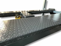 2025 tyreon tpl5500a - 4 koloms uitlijnhefbrug 5t met lucht hydraulische rolkrik (2,5t) en led rijbaanverlichting - afbeelding 3 van  16