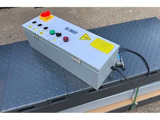 2025 tyreon tpl5500a - 4 koloms uitlijnhefbrug 5t met lucht hydraulische rolkrik (2,5t) en led rijbaanverlichting - afbeelding 10 van  16