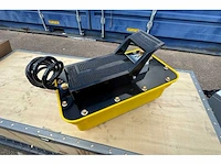 2025 tyreon tpl5500a - 4 koloms uitlijnhefbrug 5t met lucht hydraulische rolkrik (2,5t) en led rijbaanverlichting - afbeelding 12 van  16