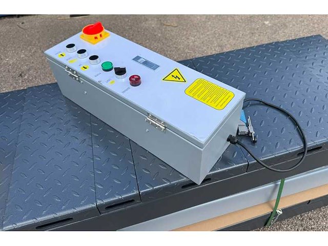 2025 tyreon tpl5500a - 4 koloms uitlijnhefbrug 5t met lucht hydraulische rolkrik (2,5t) en led rijbaanverlichting - afbeelding 3 van  16