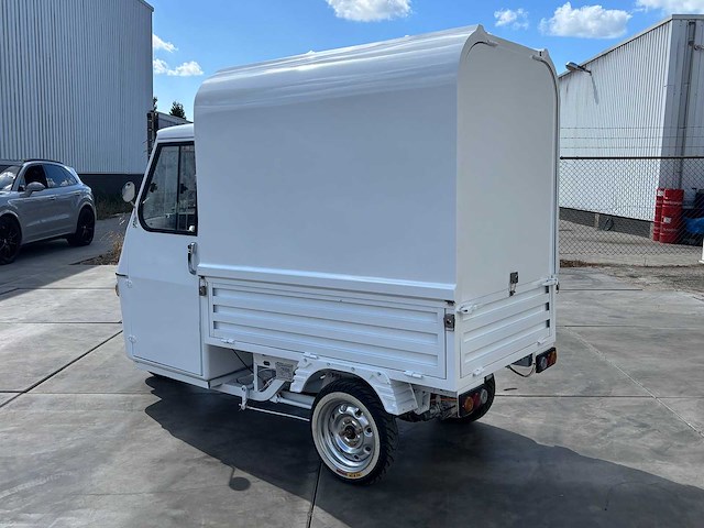 2025 vespa tuktuk ape e-scooter foodtruck - afbeelding 18 van  21