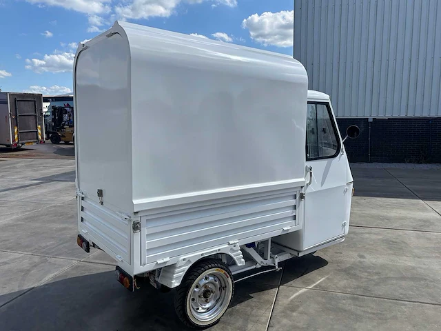 2025 vespa tuktuk ape e-scooter foodtruck - afbeelding 16 van  21