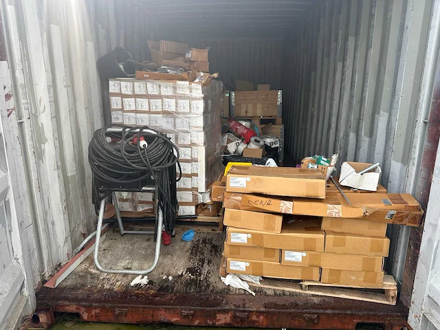 20ft opslagcontainers met grote partij ongebruikt ict materiaal (5x) - afbeelding 13 van  37