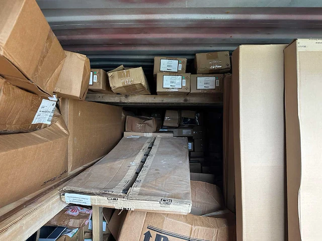 20ft opslagcontainers met grote partij ongebruikt ict materiaal (5x) - afbeelding 16 van  37