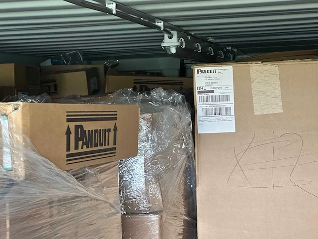 20ft opslagcontainers met grote partij ongebruikt ict materiaal (5x) - afbeelding 18 van  37