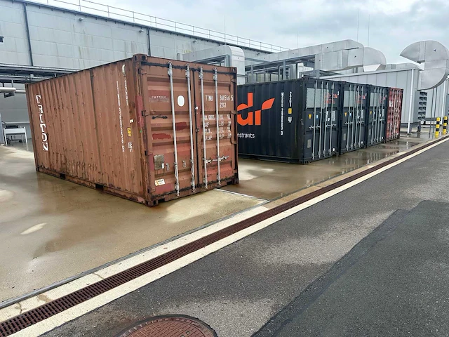 20ft opslagcontainers met grote partij ongebruikt ict materiaal (5x) - afbeelding 1 van  37