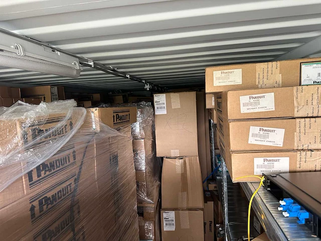 20ft opslagcontainers met grote partij ongebruikt ict materiaal (5x) - afbeelding 22 van  37