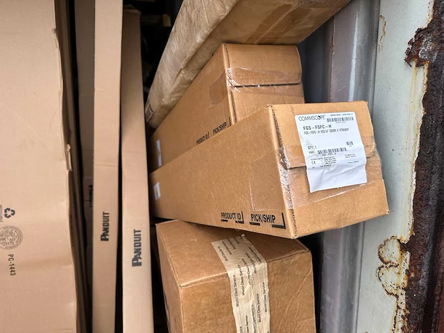 20ft opslagcontainers met grote partij ongebruikt ict materiaal (5x) - afbeelding 24 van  37