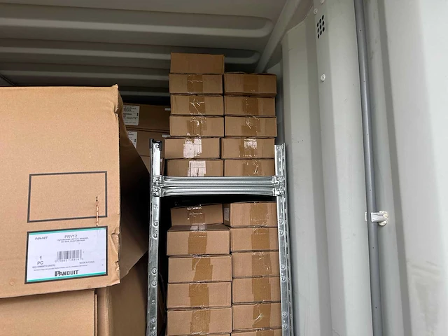 20ft opslagcontainers met grote partij ongebruikt ict materiaal (5x) - afbeelding 29 van  37