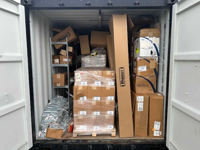 20ft opslagcontainers met grote partij ongebruikt ict materiaal (5x) - afbeelding 2 van  37