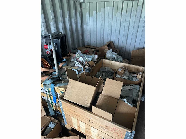 20ft opslagcontainers met grote partij ongebruikt ict materiaal (5x) - afbeelding 32 van  37