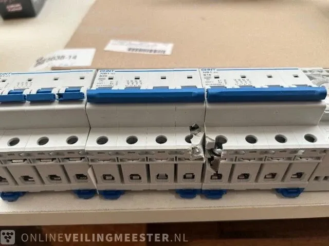 20x schakelmateriaal w.o. differentieelschakelaars basetech, hager, eaton - afbeelding 6 van  10