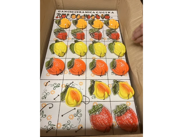 21 keramiek ophanghaakjes fruit op kaart - afbeelding 5 van  7