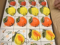 21 keramiek ophanghaakjes fruit op kaart - afbeelding 5 van  7