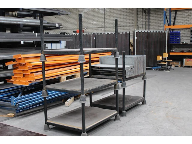 21 stapelbare bokken met 20 opzetranden en afmeting 115 x 85 x 70 cm. - afbeelding 3 van  3