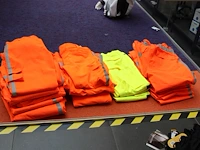 21 werkbroeken met reflecterende banden in diverse maten merken en uitvoeringen. - afbeelding 1 van  2