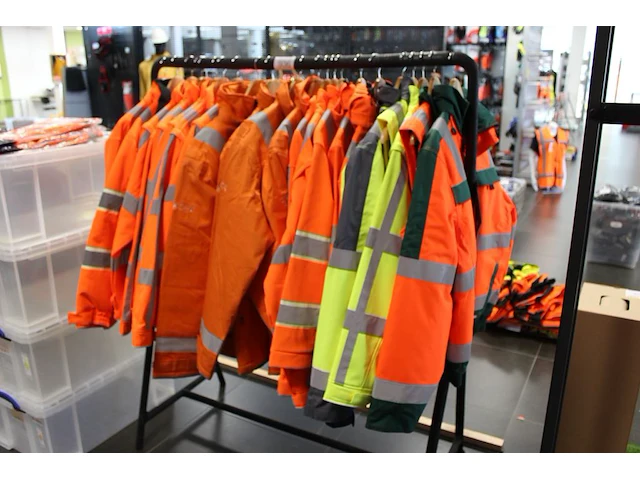 22 werkjassen en bodywarmers op rek in diverse maten merken en uitvoeringen. - afbeelding 1 van  2