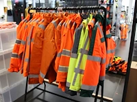 22 werkjassen en bodywarmers op rek in diverse maten merken en uitvoeringen. - afbeelding 1 van  2