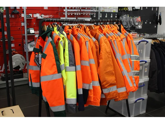 22 werkjassen en bodywarmers op rek in diverse maten merken en uitvoeringen. - afbeelding 2 van  2