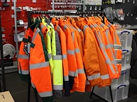 22 werkjassen en bodywarmers op rek in diverse maten merken en uitvoeringen. - afbeelding 2 van  2