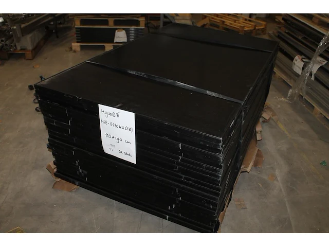 22 zonnepanelen hyundai hie-s430-hg full black. afmeting 100x190 cm. - afbeelding 1 van  3