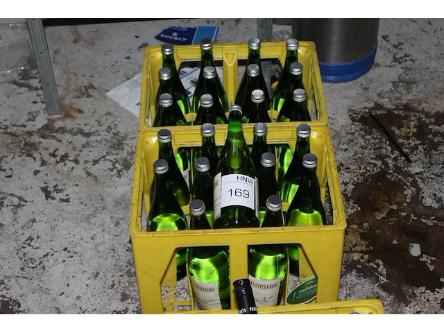 23 flessen witte wijn klosterkrone in twee kunststof kratten.. - afbeelding 1 van  2