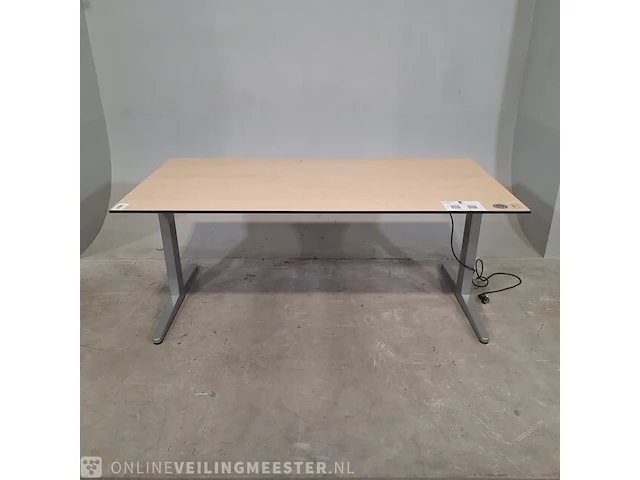23x bureau en 3x tafel o.a. ahrend - afbeelding 1 van  10