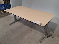 23x bureau en 3x tafel o.a. ahrend - afbeelding 4 van  10