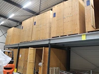 24 opslagboxen met vnl. afmeting 220 x 240 x 256 cm.