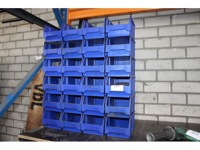 24 stapelbare kunststof bakjes met afmeting 14,5 x 22,5 x 12,5 cm. - afbeelding 1 van  2