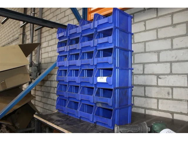 24 stapelbare kunststof bakjes met afmeting 14,5 x 22,5 x 12,5 cm. - afbeelding 2 van  2
