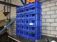 24 stapelbare kunststof bakjes met afmeting 14,5 x 22,5 x 12,5 cm. - afbeelding 2 van  2
