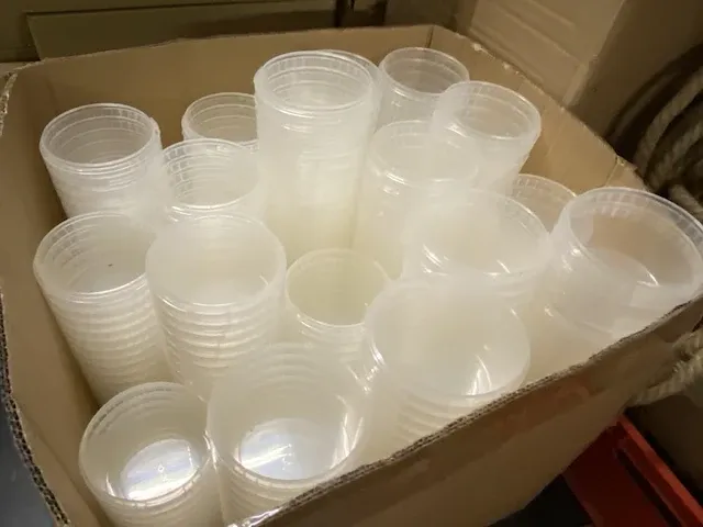 240 stuks afsluitbare plastic bakjes met deksel 480ml voor voedingswaren - afbeelding 1 van  4