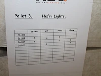 25 buitenwandlampen met hoogte 36 cm in diverse kleuren ( blauw, groen, wit en rood) op pallet. - afbeelding 4 van  4