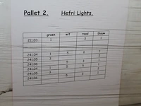 25 buitenwandlampen met hoogte 38 cm in diverse kleuren ( blauw, groen, wit en rood) op pallet. - afbeelding 6 van  6