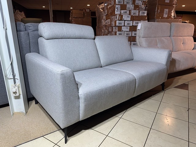 2,5-zits bank, lichtgrijs stof, zwart metalen poten - afbeelding 1 van  4