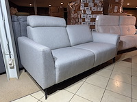 2,5-zits bank, lichtgrijs stof, zwart metalen poten - afbeelding 1 van  4