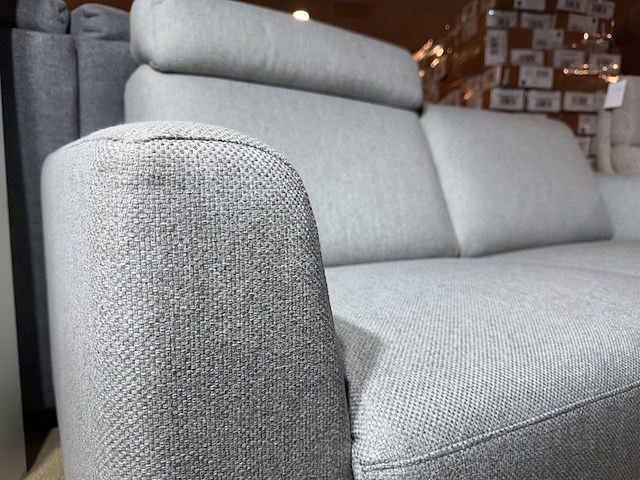 2,5-zits bank, lichtgrijs stof, zwart metalen poten - afbeelding 3 van  4