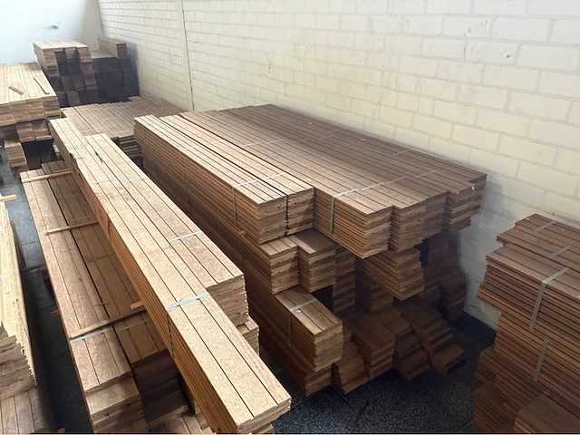 250 m2 thermisch behandeld essenhout. - afbeelding 16 van  17