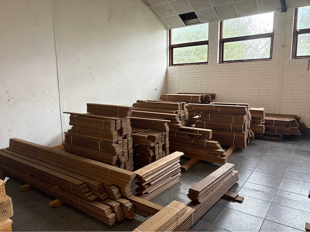 250 m2 thermisch behandeld essenhout. - afbeelding 14 van  17