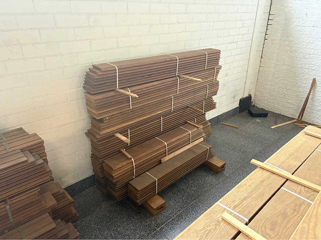 250 m2 thermisch behandeld essenhout. - afbeelding 2 van  17