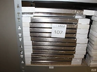 26 fotolijsten 30 x 30 cm op schap en op vloer. - afbeelding 1 van  4