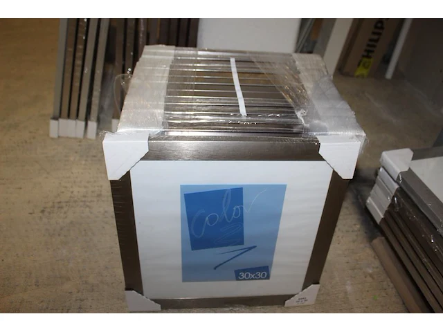 26 fotolijsten 30 x 30 cm op schap en op vloer. - afbeelding 2 van  4