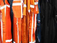 26 werkoveralls en werkbroeken met borststuk op twee rekken. - afbeelding 3 van  3